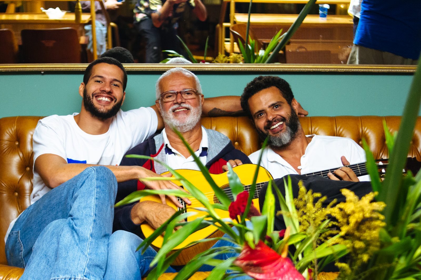 Familia Mendes convida Caçapa e Alessandra Leão